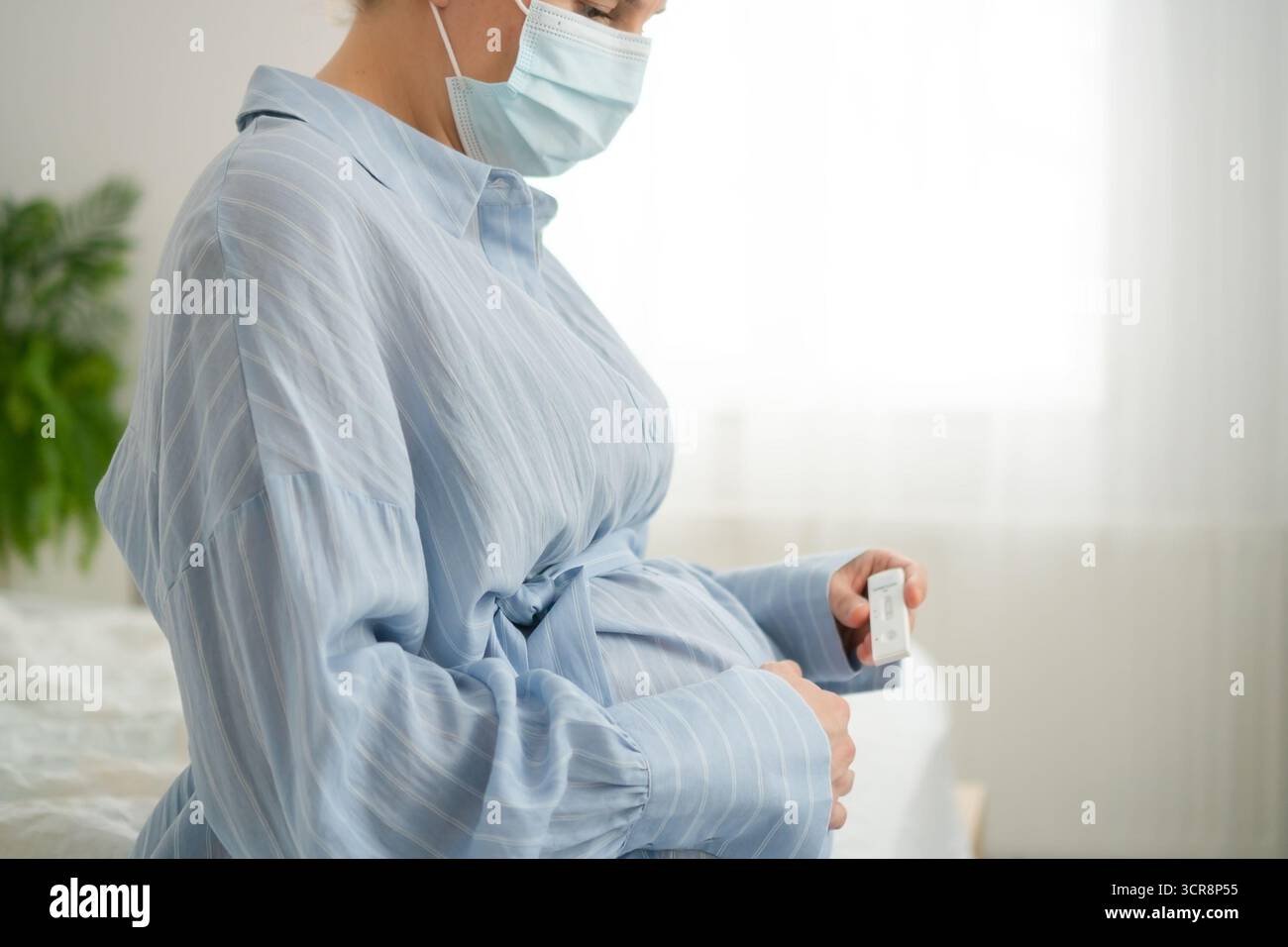 Futura madre che esamina i risultati dei test di reazione a catena della polimerasi. Monitoraggio essenziale delle malattie infettive per il benessere della gravidanza. Foto Stock