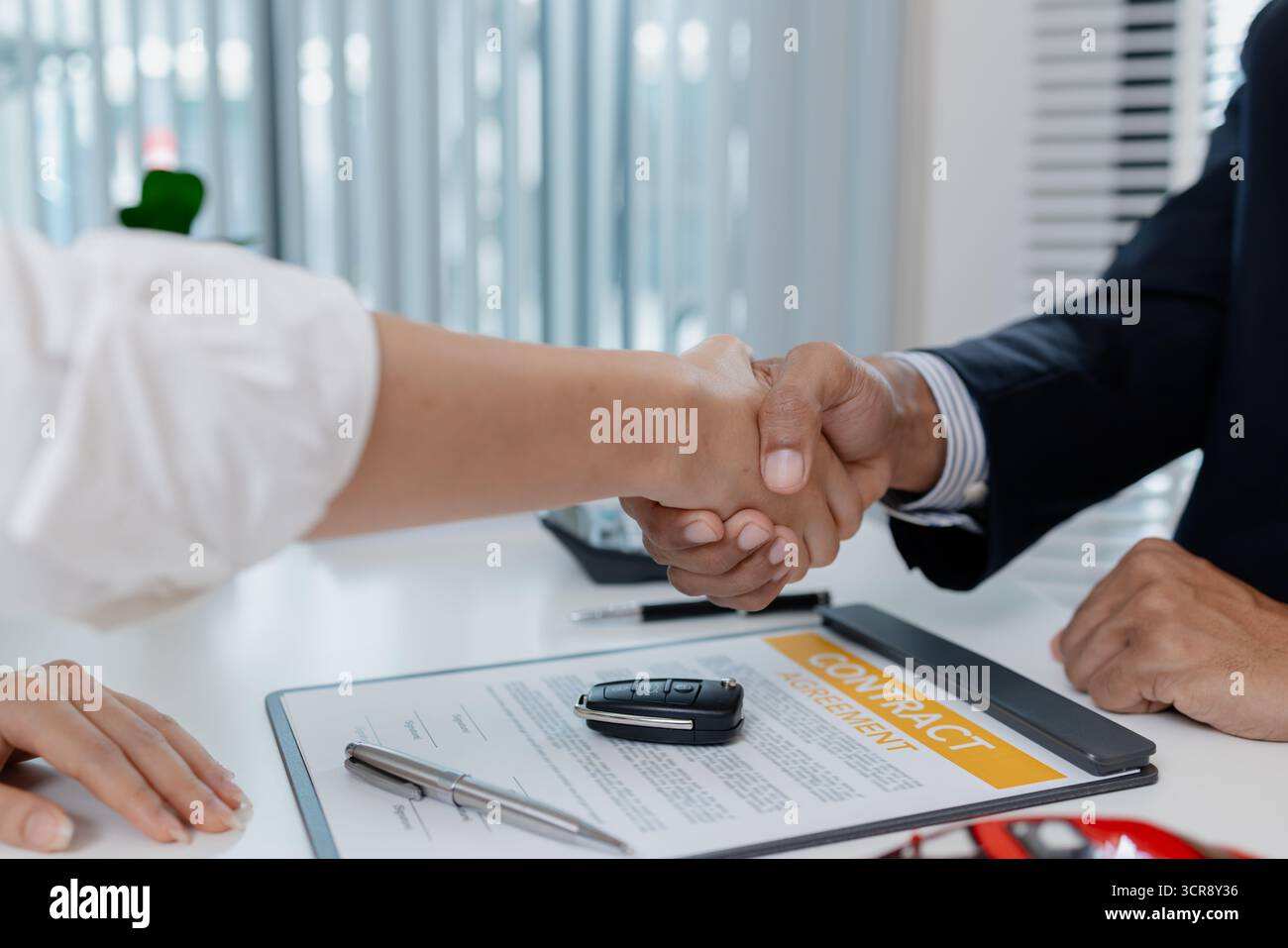 Un processo di vendita di auto professionali che mostra la firma del contratto, la discussione finanziaria, la consegna chiave e la stretta di mano tra cliente e concessionario, simboleggiando il tr Foto Stock