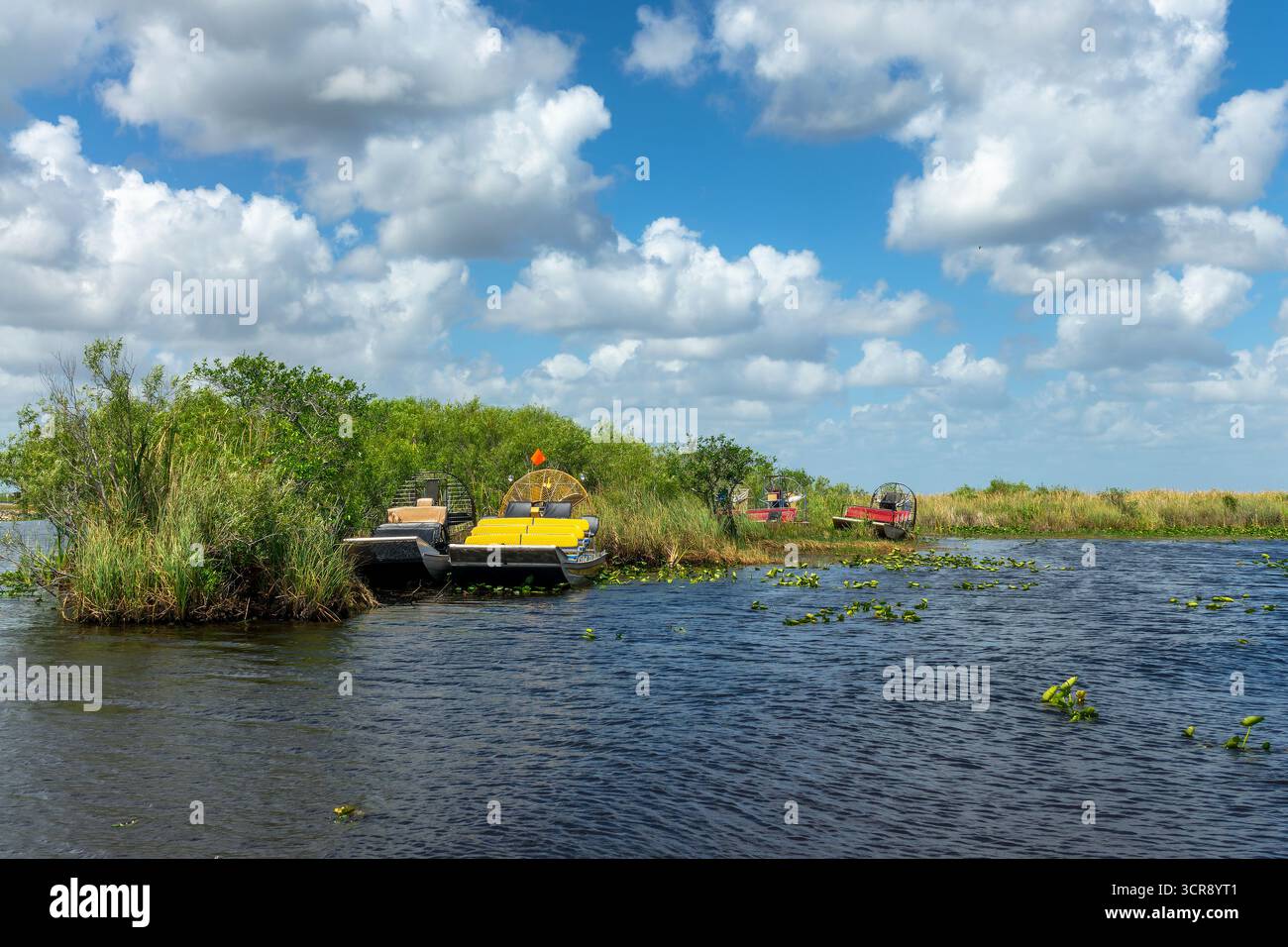 Idroscivolante sull'acqua, paesaggio panoramico delle paludi nel Parco Nazionale delle Everglades, Florida Foto Stock