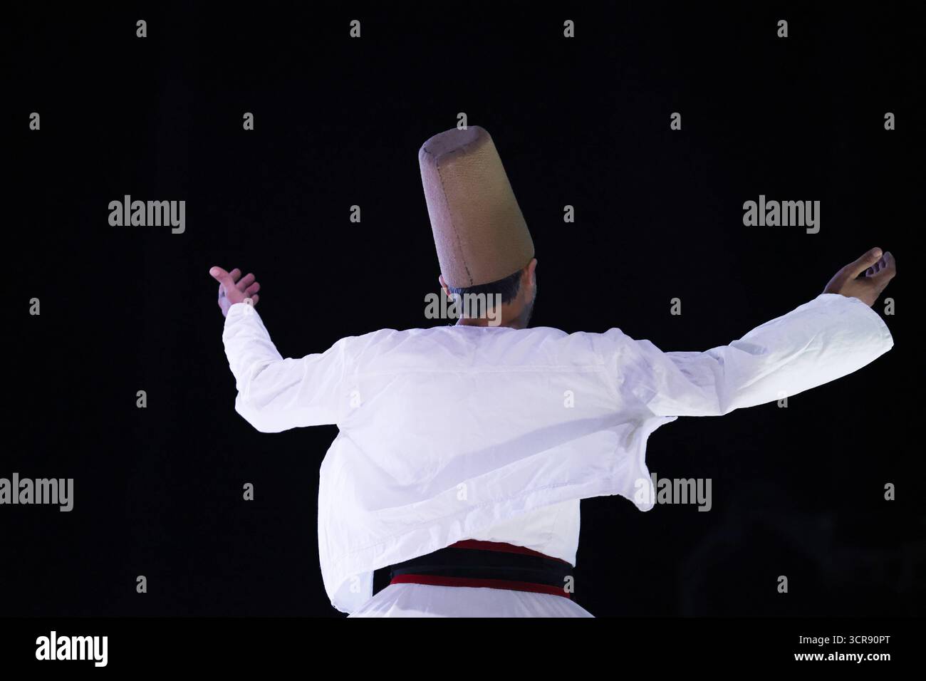 Danza derviscia vorticosa alla Cittadella di Aleppo cerimonia di riapertura Aleppo, Siria 28 settembre 2025: Un derviscio vorticoso esegue una danza sufi tradizionale durante la cerimonia di riapertura della storica Cittadella di Aleppo, simboleggiando la resilienza spirituale e il ritorno della diversità culturale dopo anni di guerra. Aleppo Siria Copyright: XMohammadxBashirxAldaherx Foto Stock