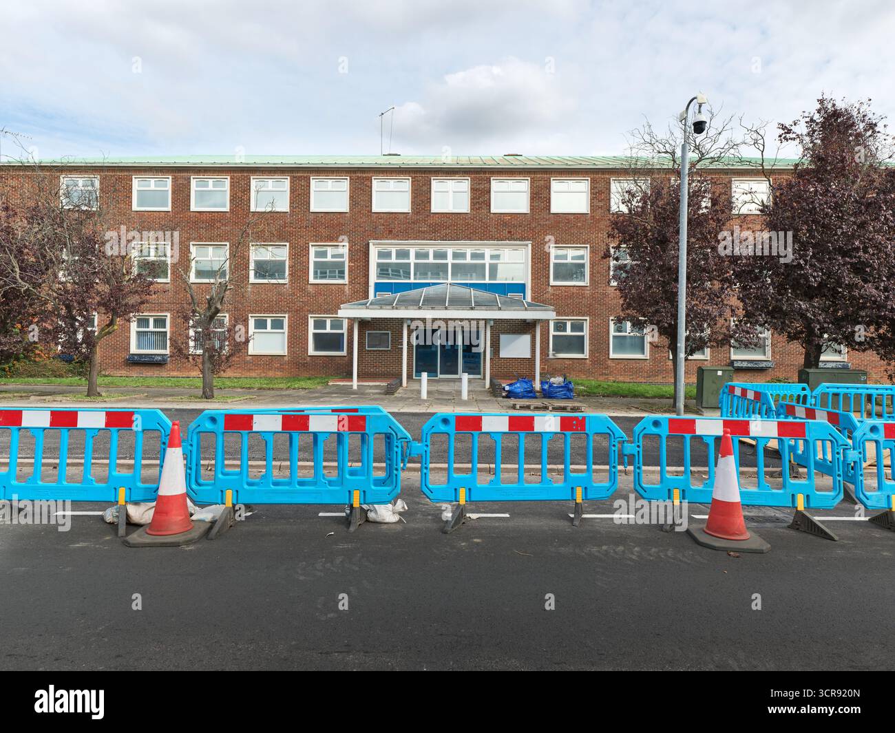 Lavori stradali su Elizabeth Street fuori dall'ex stazione di polizia nel centro della città di Corby, Inghilterra, settembre 2025. Foto Stock