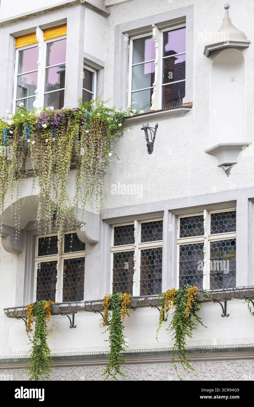 Facciata, decorazioni floreali, edificio storico, piazza del mercato, Feldkirch, Vorarlberg, Austria Foto Stock