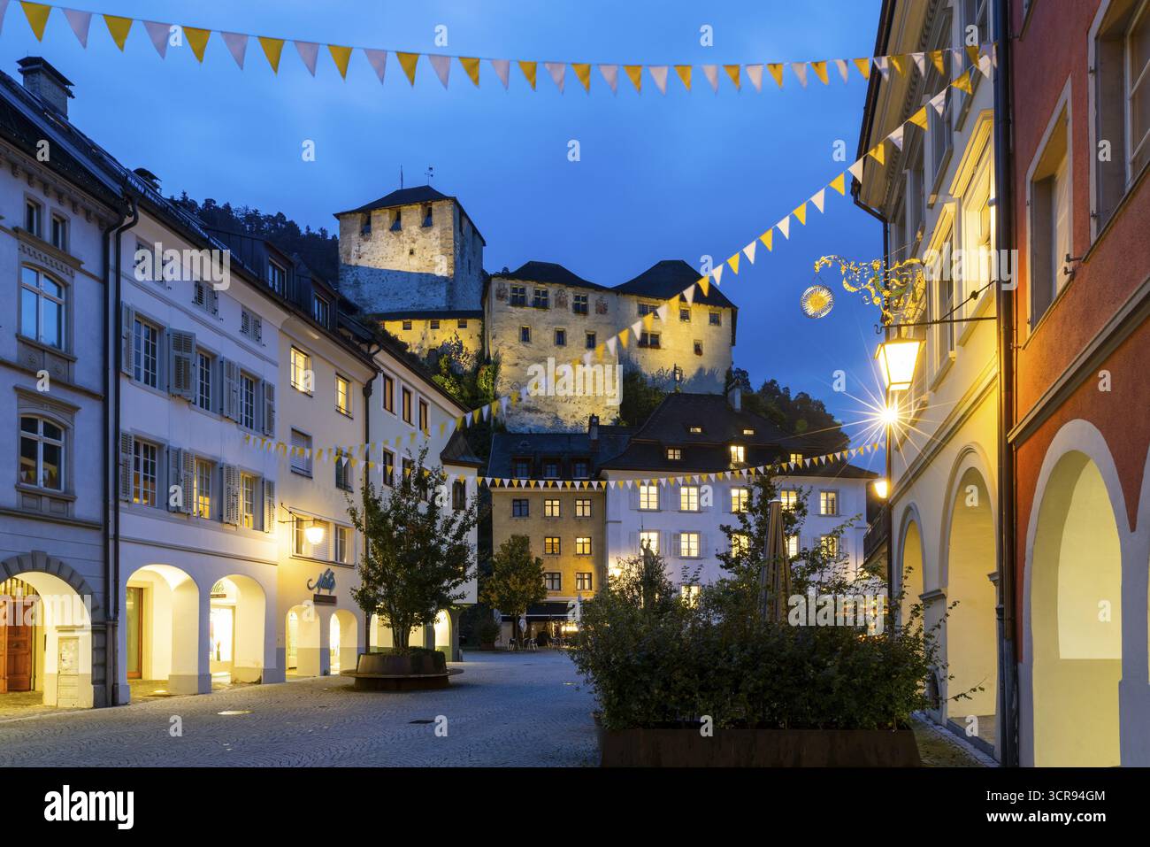Case storiche, vicolo di case con vista sul castello di Schattenburg, Blue Hour, Neustadt, Markokkanerstrasse, Feldkirch, Vorarlberg, Austria Foto Stock