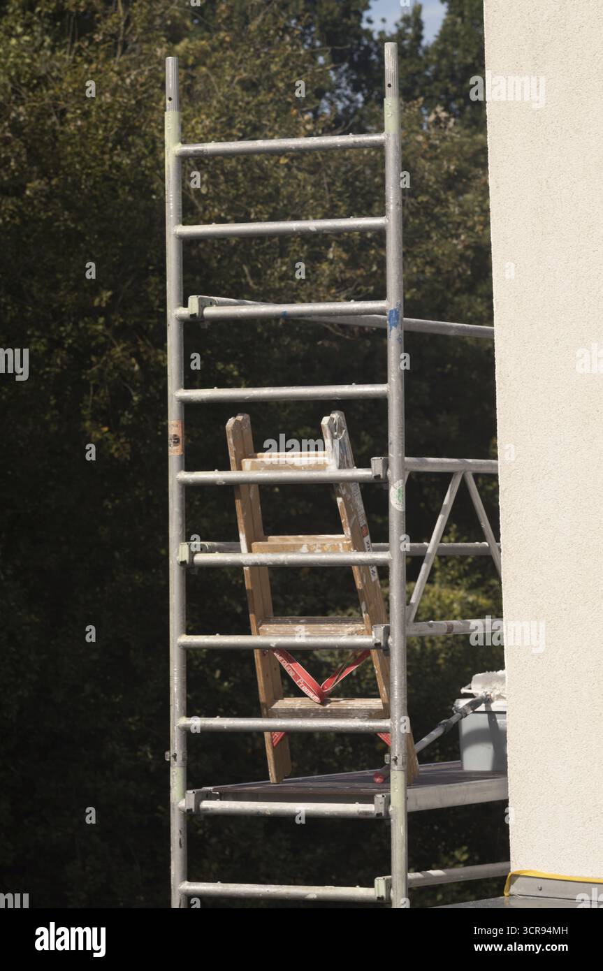 Borken, NRW, Germania, struttura per ponteggi con scala per sostenere lavori di costruzione e ristrutturazione all'aperto Foto Stock