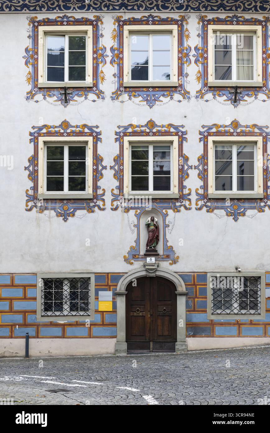 Edificio storico, facciata con dipinti, parrocchia della cattedrale di San Nicola, Feldkirch, Vorarlberg, Austria Foto Stock