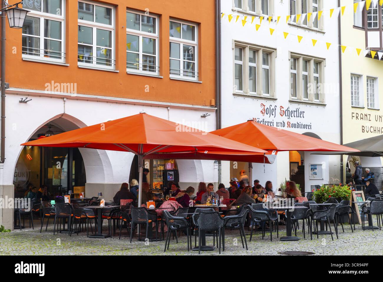 Ristorante, posti a sedere all'aperto, ombrellone, Market Square, Feldkirch, Vorarlberg, Austria Foto Stock