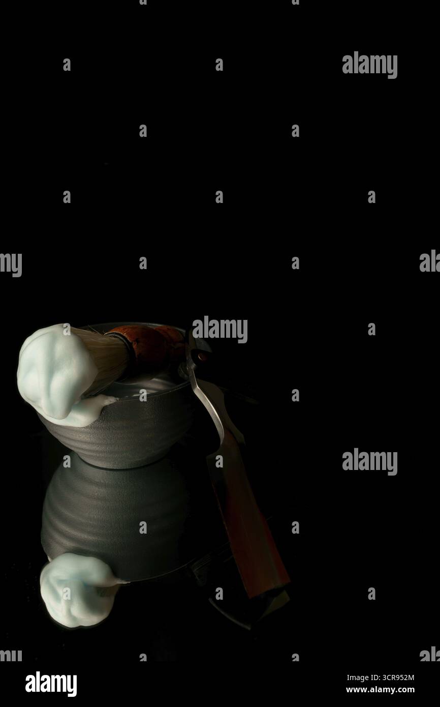 Spazzola per la rasatura con schiuma e rasoio dritto pronta per una rasatura classica su pelle bagnata Foto Stock