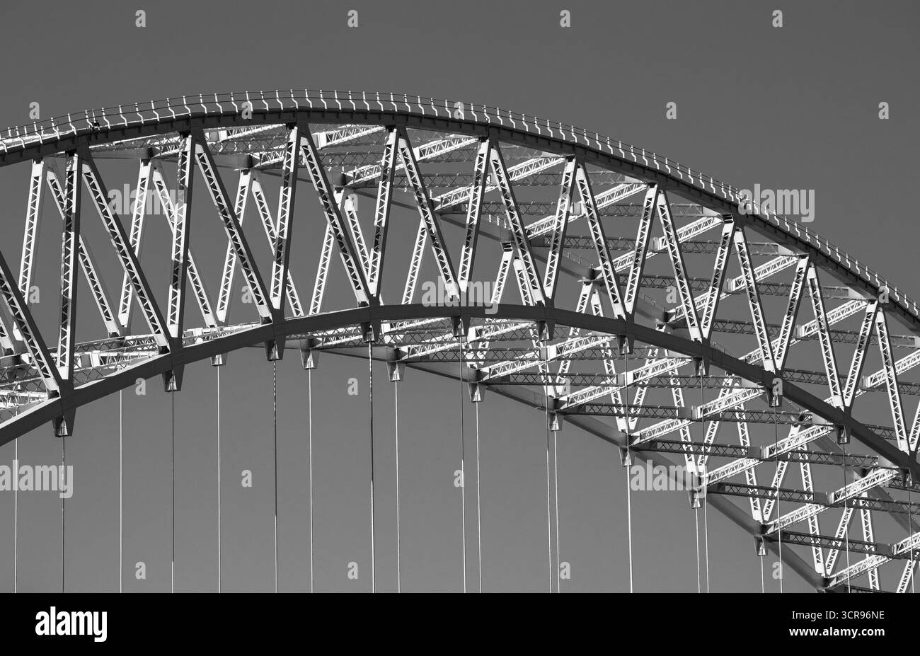 Dettaglio bianco e nero dell'arco in acciaio del Ponte del Giubileo d'argento Foto Stock