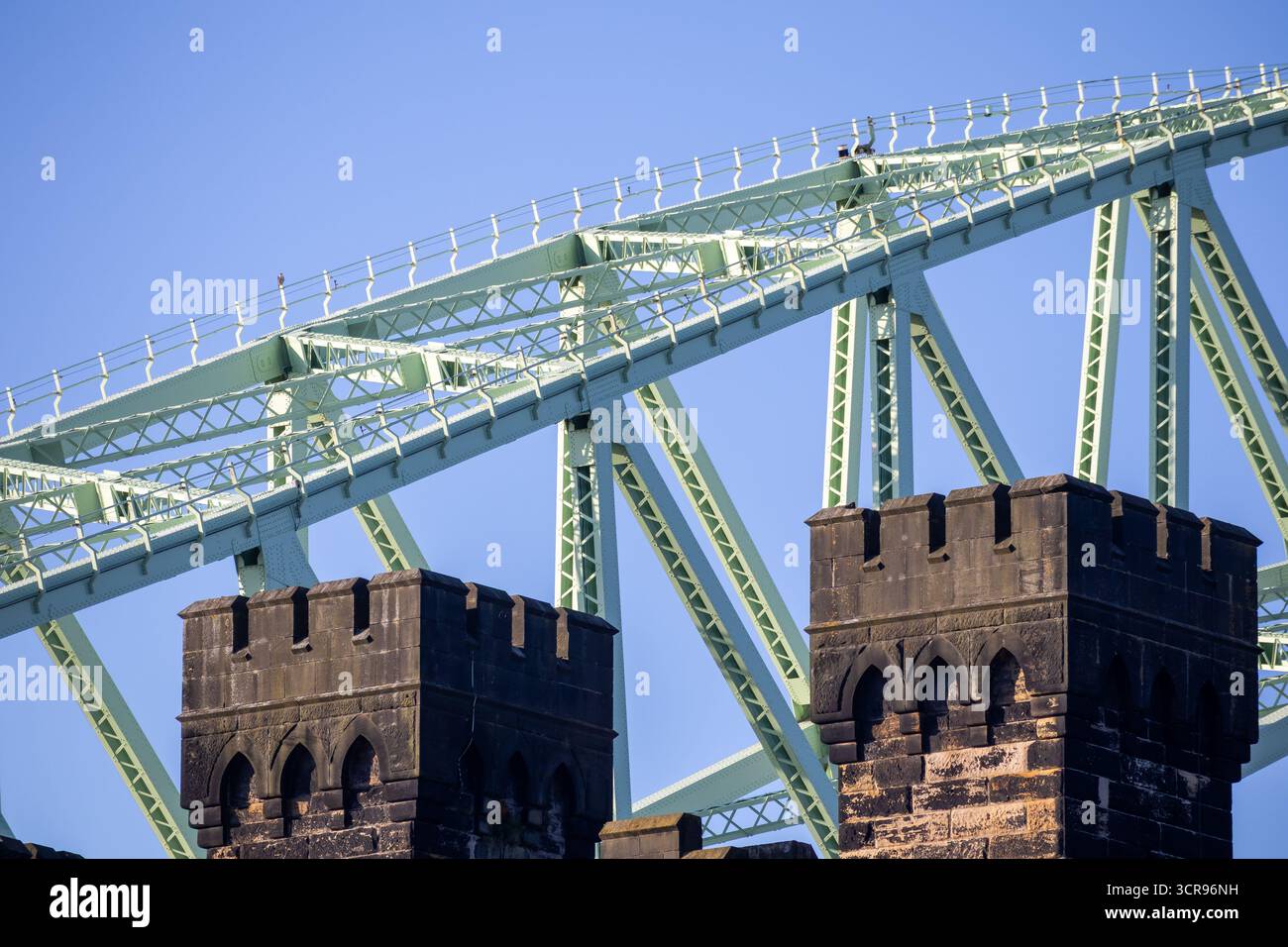 Dettaglio delle torri dell'arco d'acciaio del Ponte del Giubileo d'Argento e del viadotto ferroviario Foto Stock
