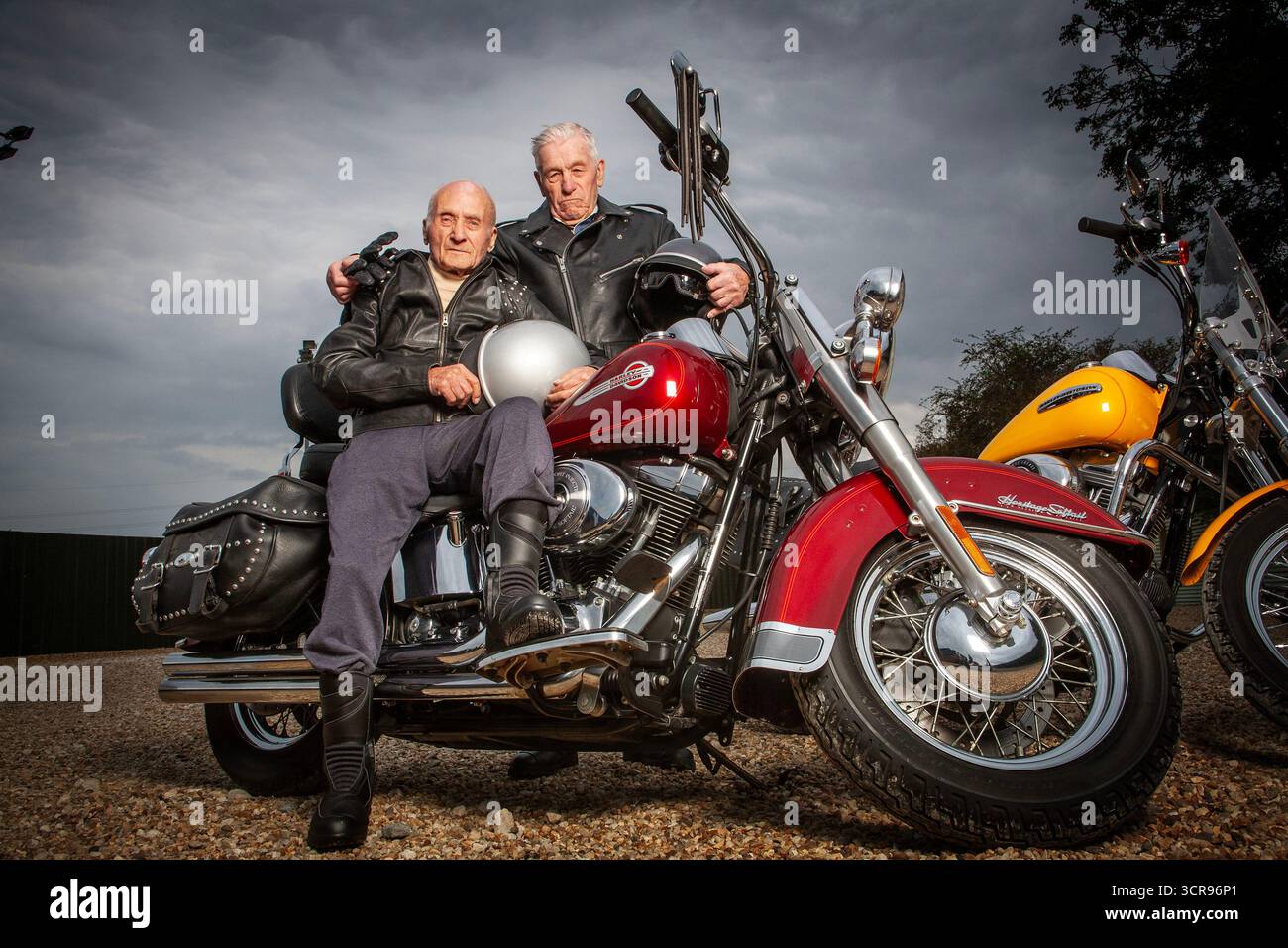 Due pensionati di vecchiaia e le loro moto Foto Stock
