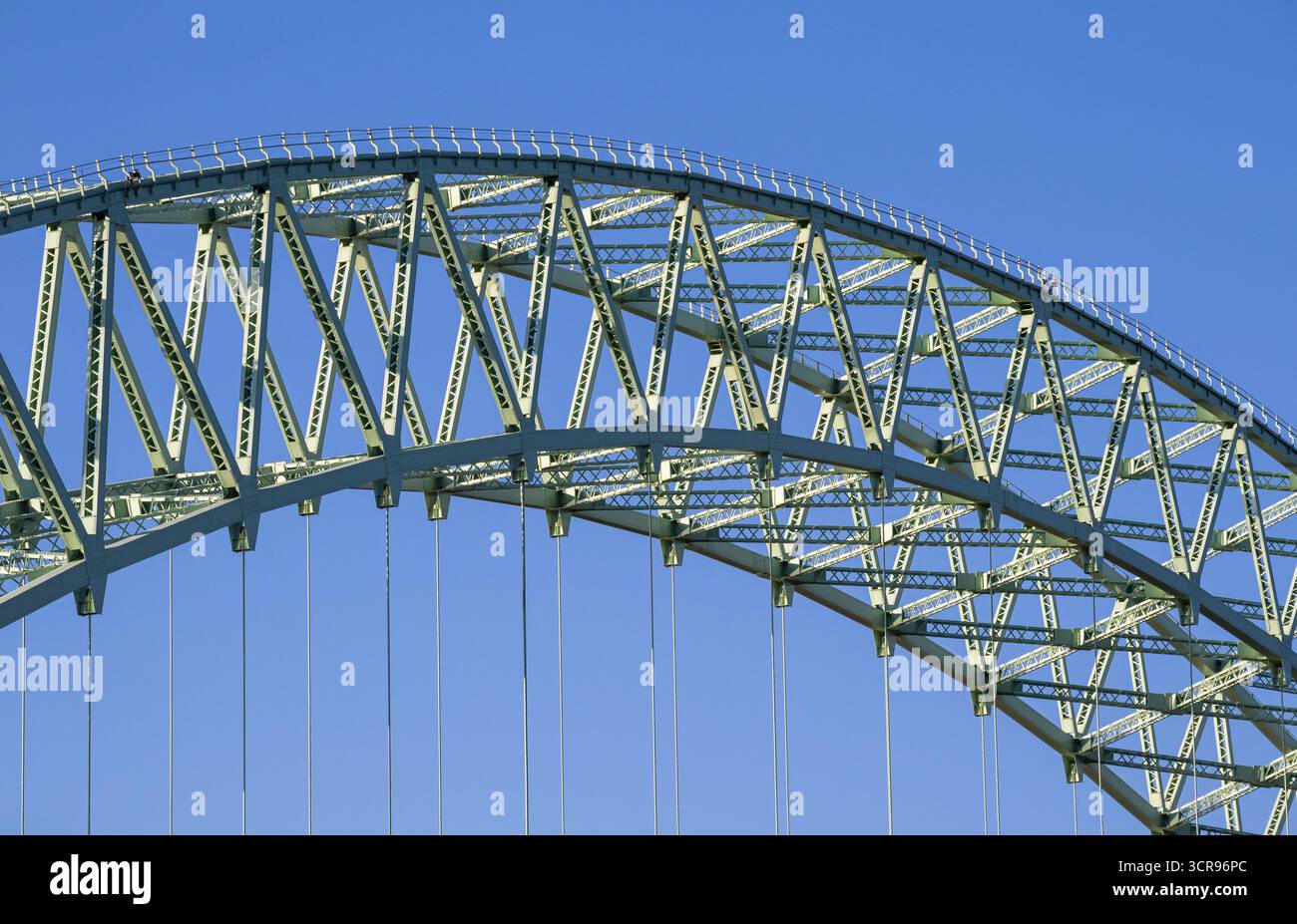 Dettaglio della struttura ad arco in acciaio del Ponte del Giubileo d'argento contro il cielo blu Foto Stock