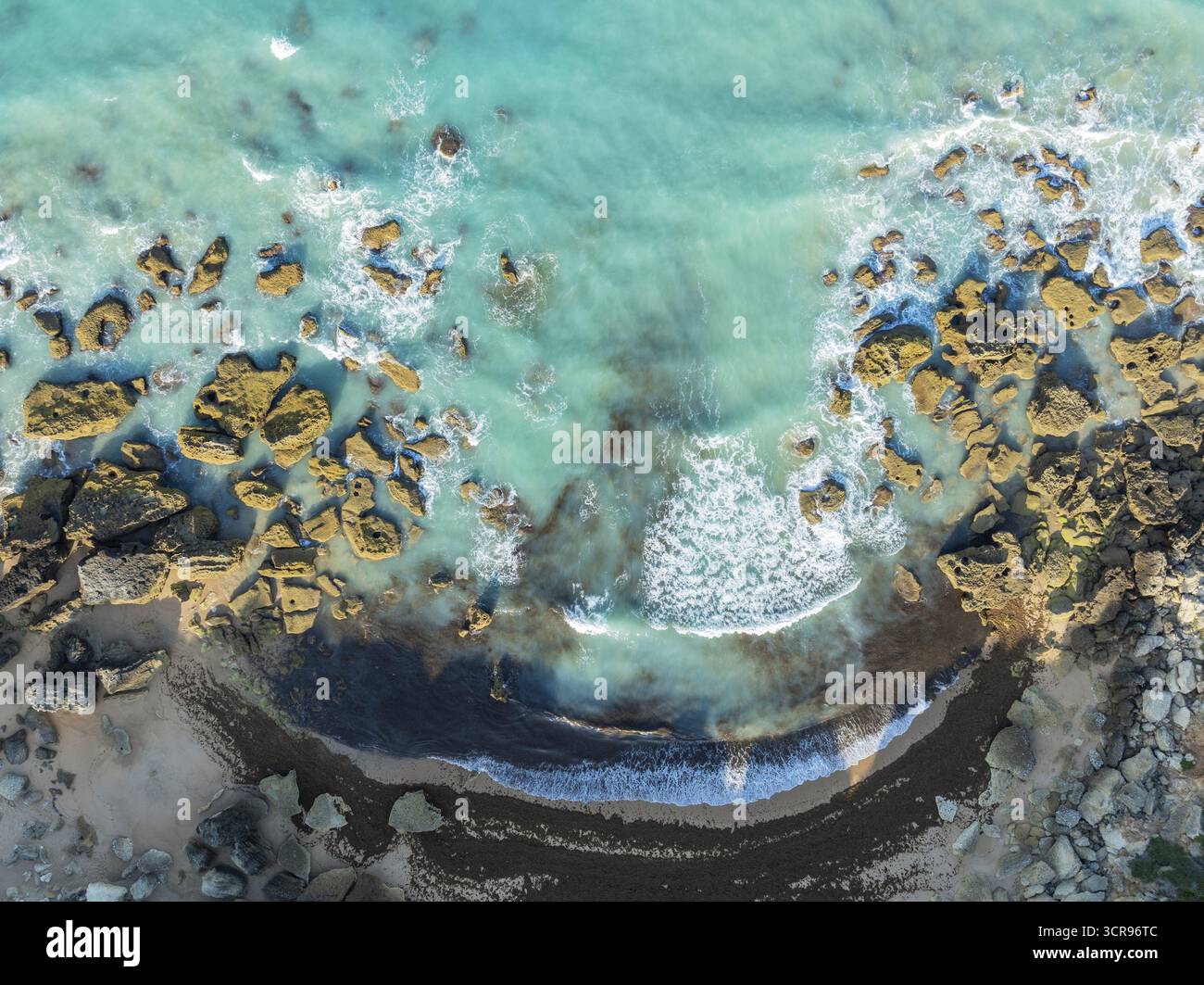 Le baie di Roche nel Mar Mediterraneo. Vista aerea. Colpo di drone. Provincia di Cadice, Andalusia, Spagna Foto Stock