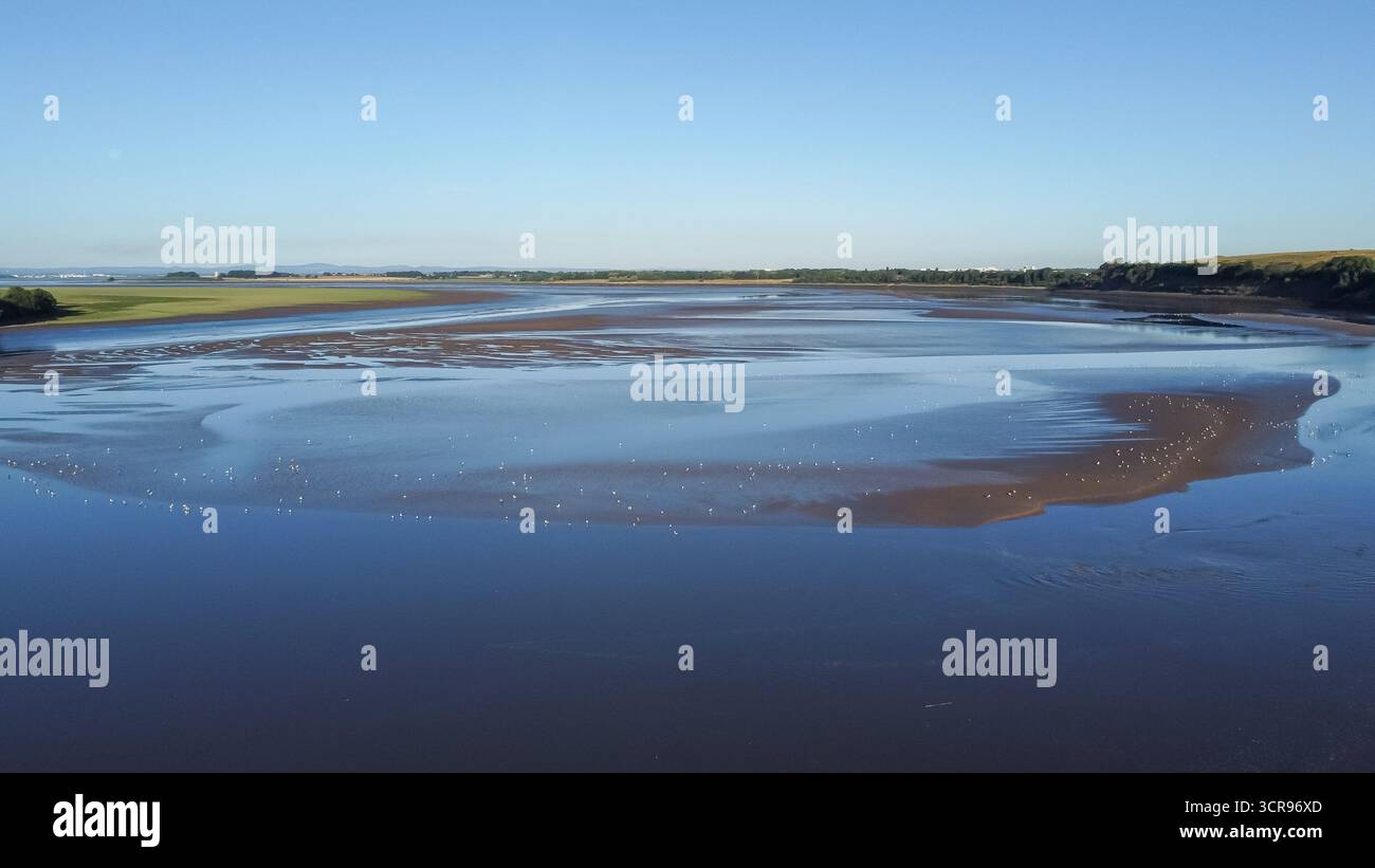 Vista aerea del fiume Mersey con la bassa marea che mostra banchi di sabbia esposti Foto Stock
