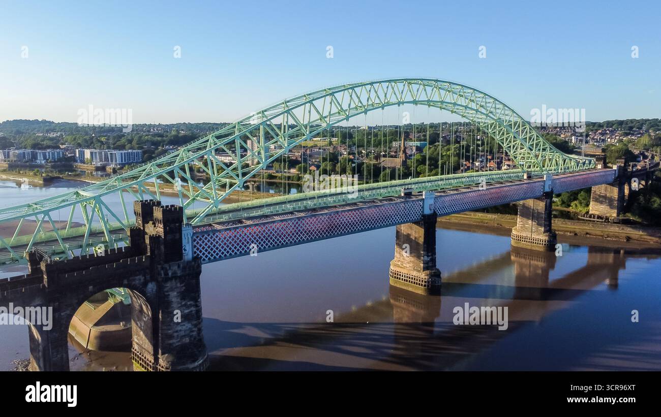 Vista aerea del Ponte del Giubileo d'argento e del viadotto ferroviario che attraversa il fiume Mersey a Widnes Foto Stock