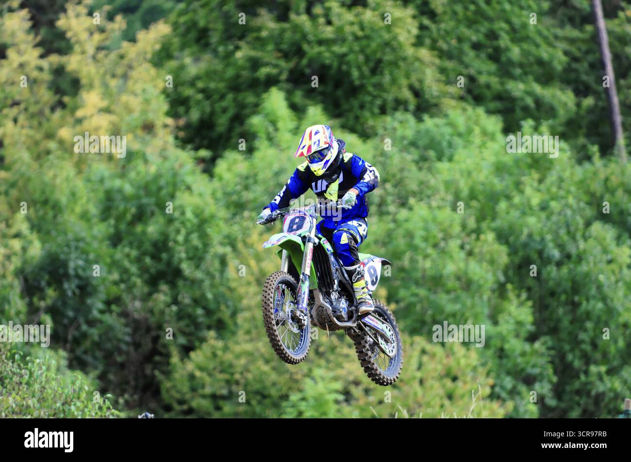 Motocross, Rudersberg, Baden-Wuerttemberg, Germania, Europa, un pilota di motocross si solleva da terra con la sua moto e vola su una pista naturale, Ru Foto Stock