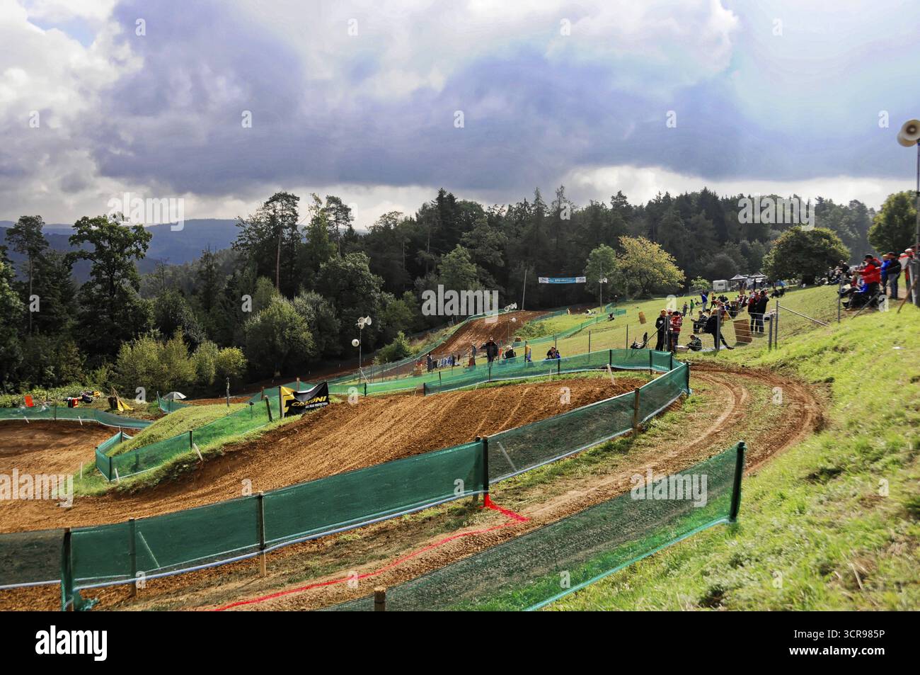 Motocross, Rudersberg, Baden-Wuerttemberg, Germania, Europa, una pista tortuosa in un terreno collinare sotto un cielo nuvoloso con spettatori, Rudersberg Motoc Foto Stock