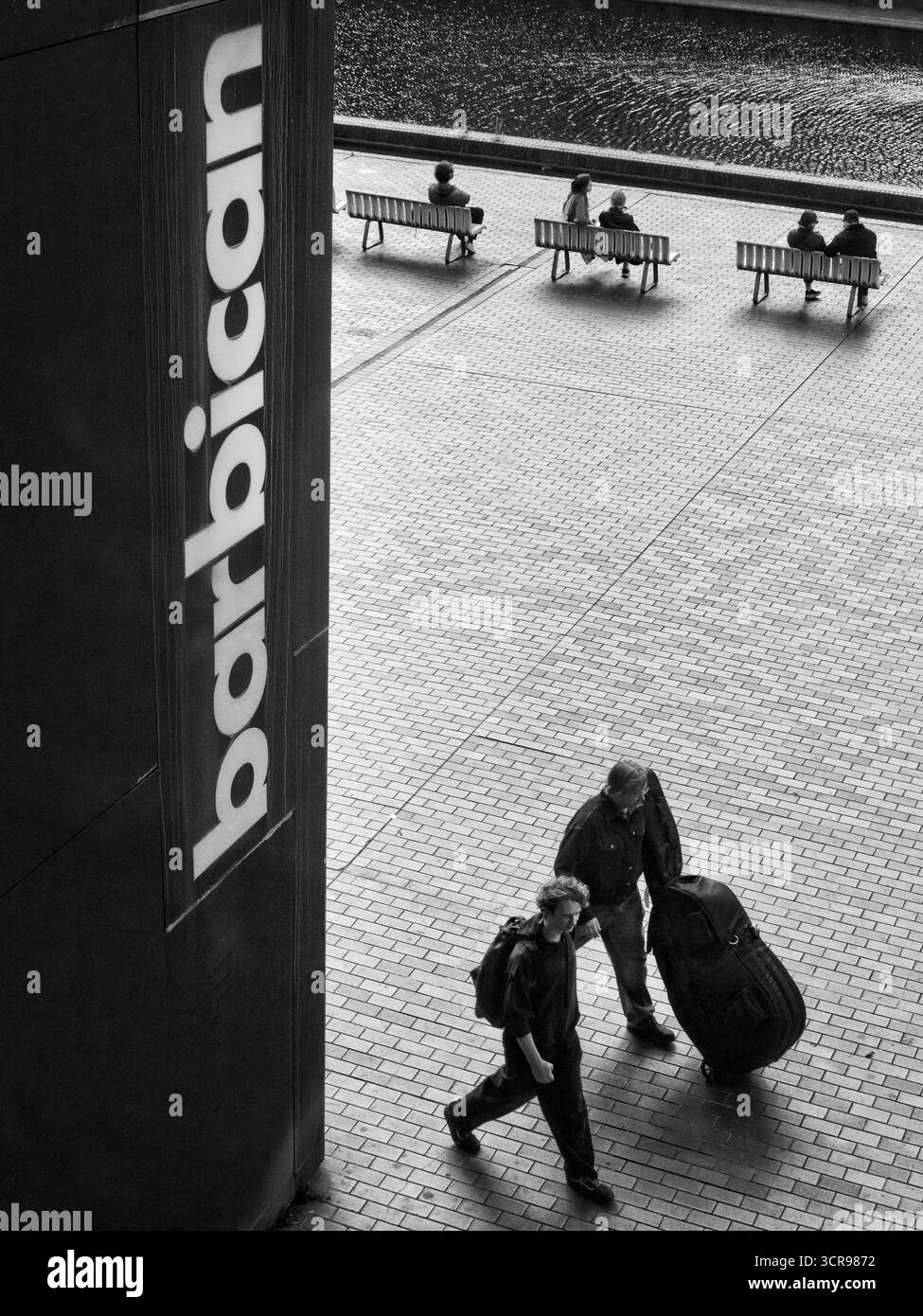 Musicisti che entrano al Barbican Arts Centre nella City di Londra, Regno Unito Foto Stock