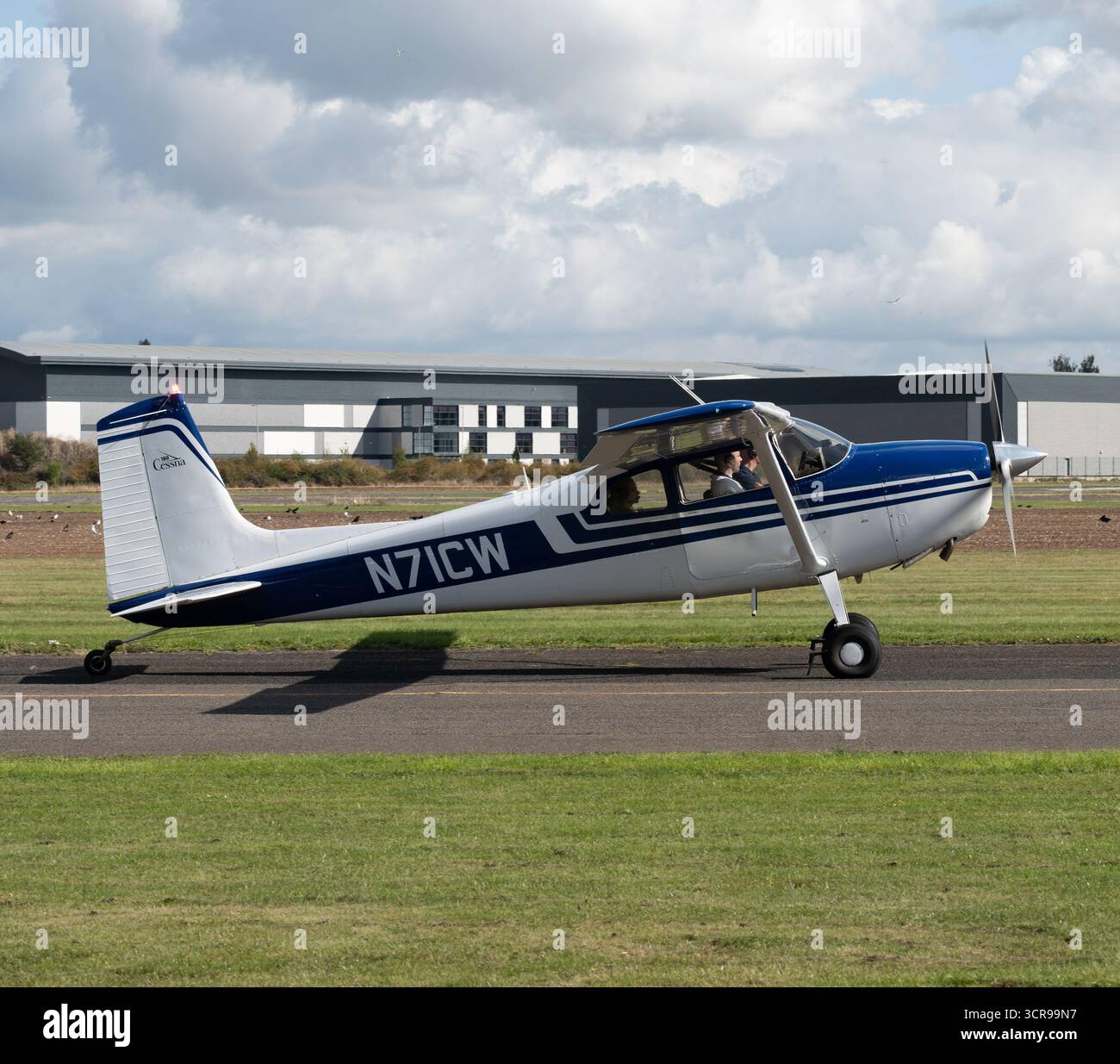 Cessna 180E presso Wellesbourne Airfield, Warwickshire, Regno Unito (N71CW) Foto Stock