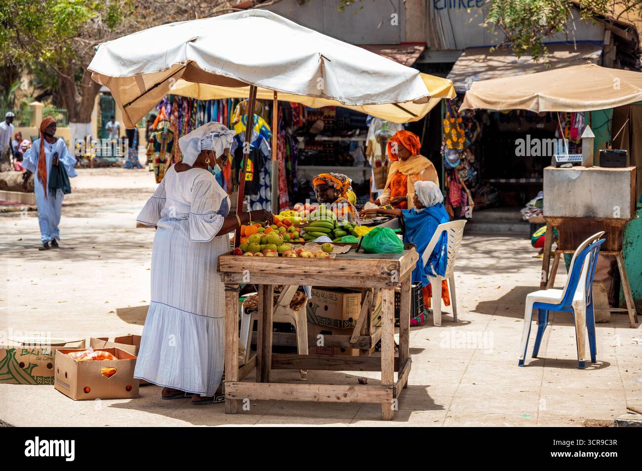 DAKAR, SENEGAL - 19 APRILE 2022: Shopping in un mercato sull'isola di Goree a Dakar, Senegal Foto Stock