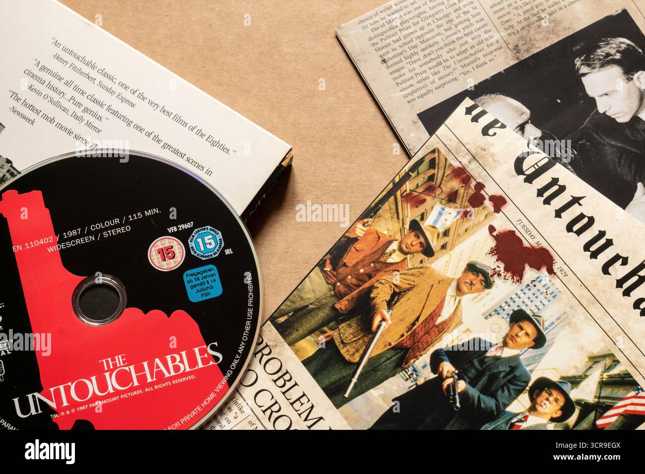 Disco DVD "The Untouchables" con copertina e inserto, con illustrazioni e estratti di recensioni, isolato su sfondo bianco chiaro Foto Stock