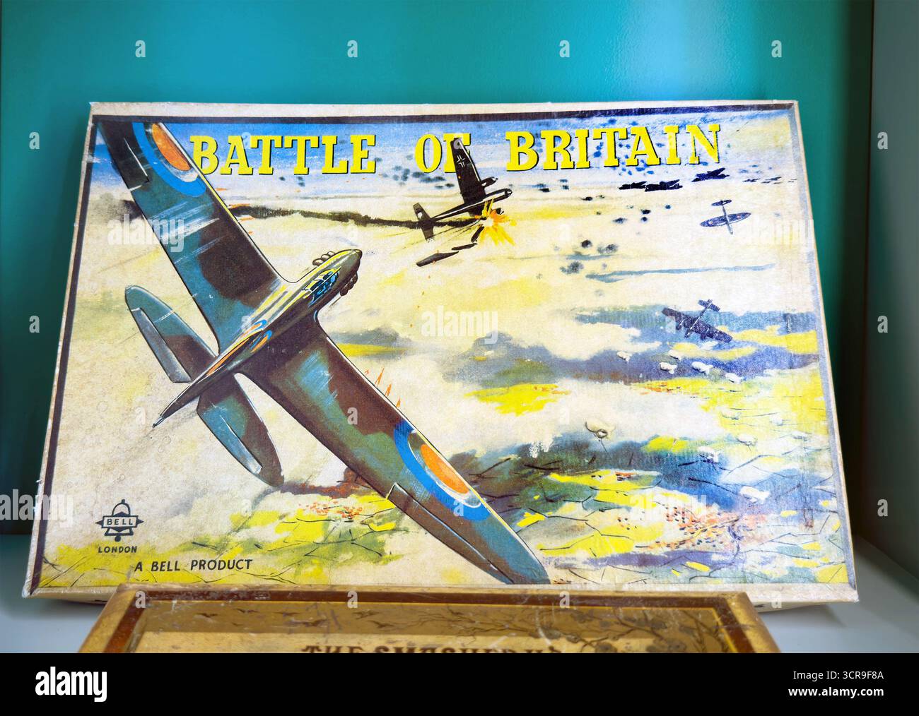 Scatola di gioco vintage Battle of Britain che raffigura la scena della seconda guerra mondiale con aerei RAF e Luftwaffe sulla campagna in stile classico retrò - Immagine stock catturata con smartphone