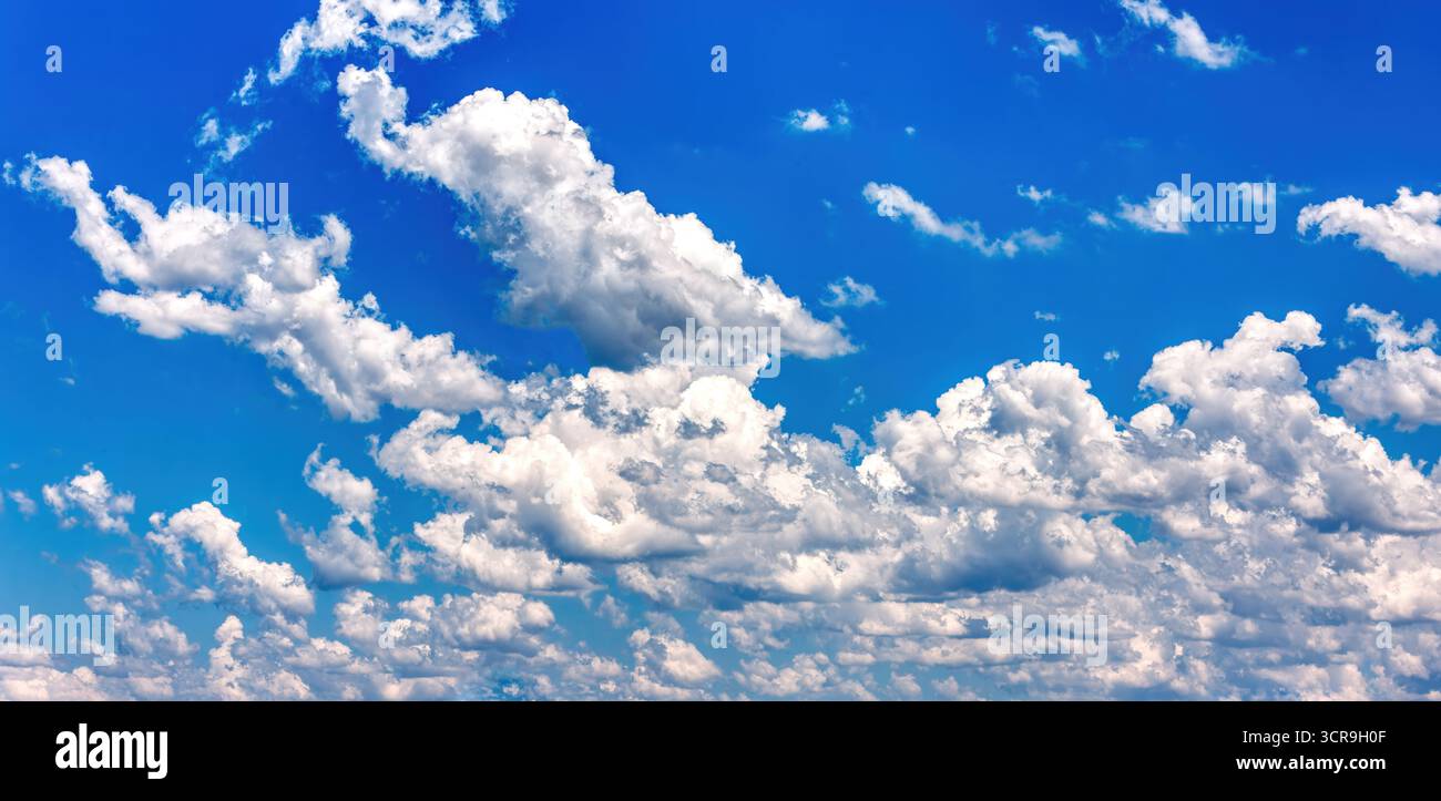 nuvole , sostituzione cielo, elemento di design, blu con cirrus bianco, panorama, mezz'aria Foto Stock