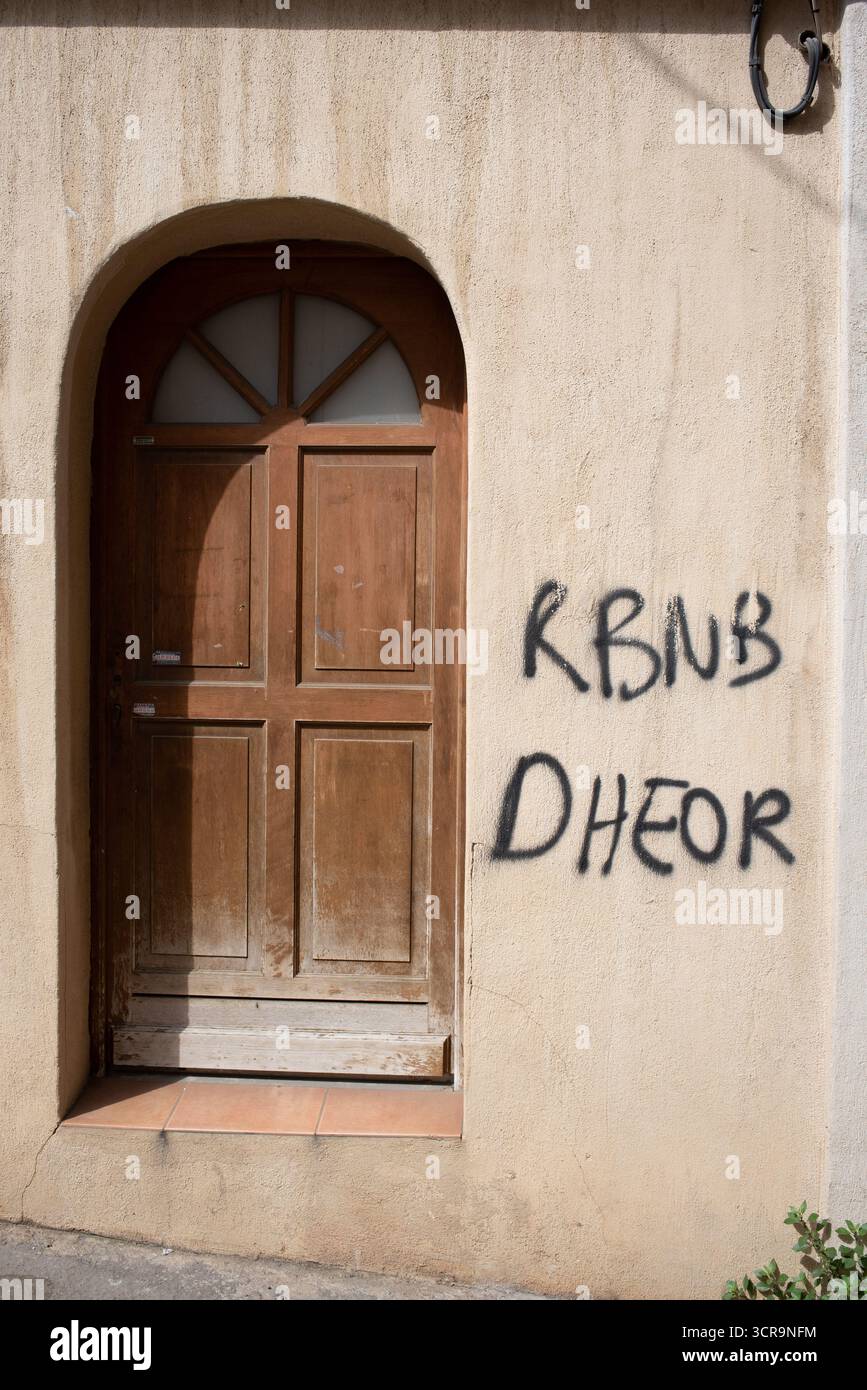 Anti-Airbnb Graffiti su immobili in affitto a breve termine a Panier Marsiglia o Marsiglia Provenza Francia Foto Stock