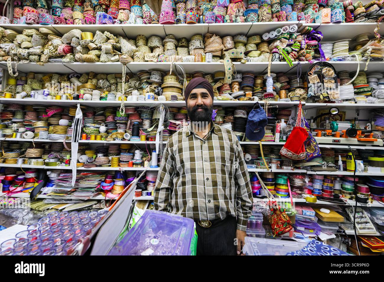 Proprietario del negozio con accessori per la moda e l'abbigliamento e gioielleria, Himalaya Palace Shopping Centre, Southall, Londra, Regno Unito Foto Stock