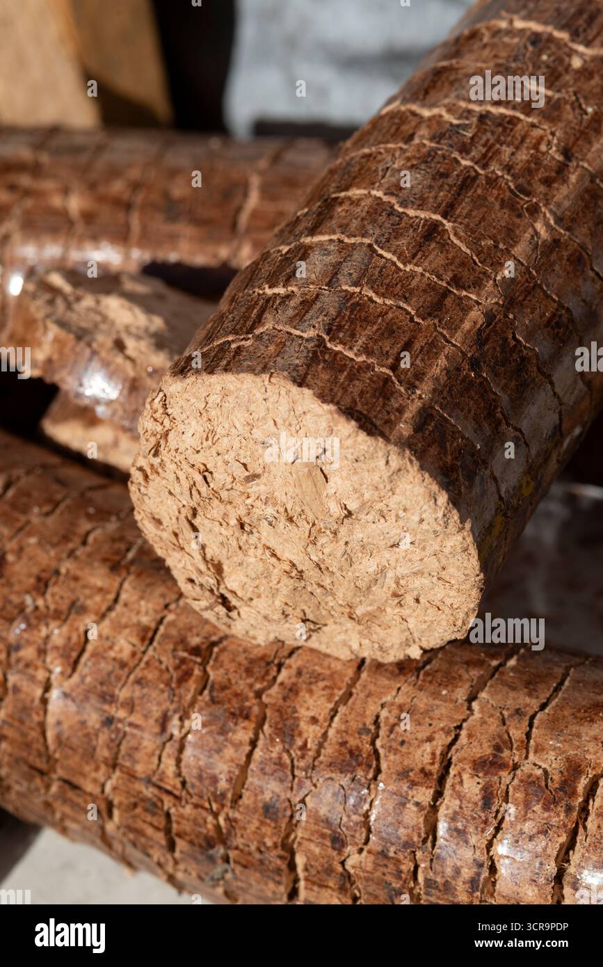 Bricchette di legno impilate Foto Stock