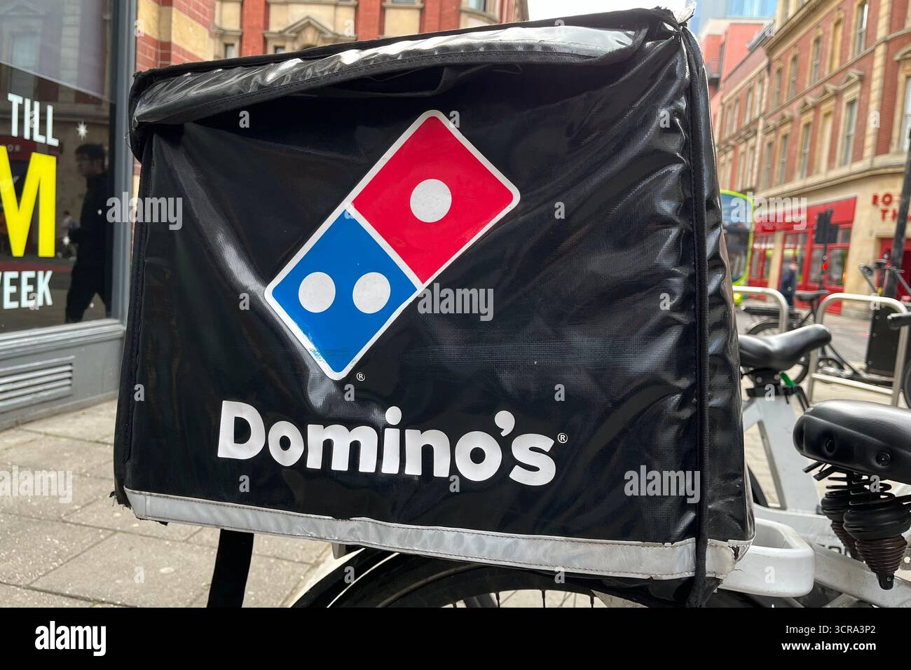 Domino's Pizza Delivery Bike a Bristol, Inghilterra, Regno Unito. 26 marzo 2025. - Immagine stock catturata con smartphone