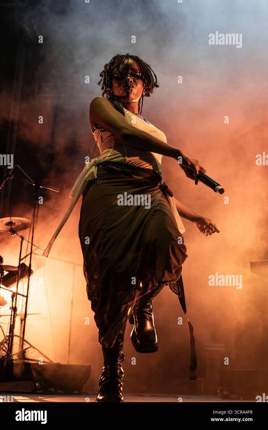 Barcellona, Spagna. 2025.09.26. Martha Da'ro cantante si esibisce sul palco durante la Mercè al Moll de la Fusta il 26 settembre 2025 a Barcellona, Spagna. Foto Stock