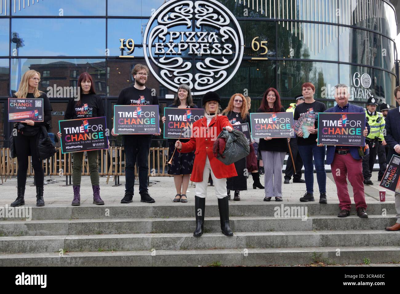 Liverpool, Regno Unito. 30 settembre 2025. Campagna per porre fine ai manifestanti di caccia il giorno 3 della conferenza del Partito Laburista al Centro Congressi ACC di Liverpool. Crediti: ken biggs/Alamy Live News Foto Stock