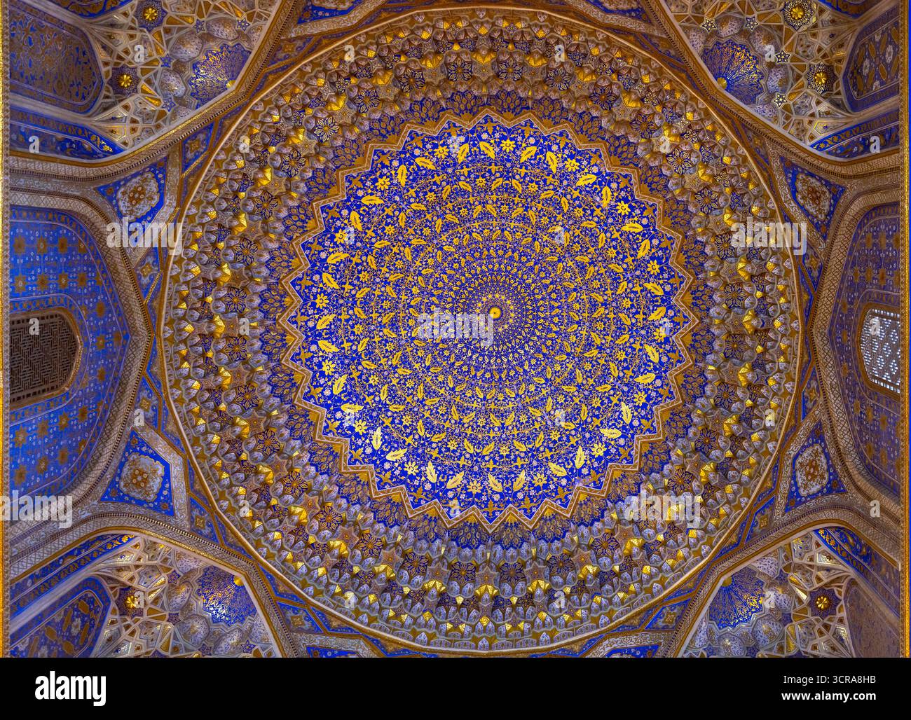 I disegni geometrici in azzurro e oro adornano un magnifico soffitto ad arco, mescolando arte e patrimonio culturale in intricati motivi pieni di S. Foto Stock
