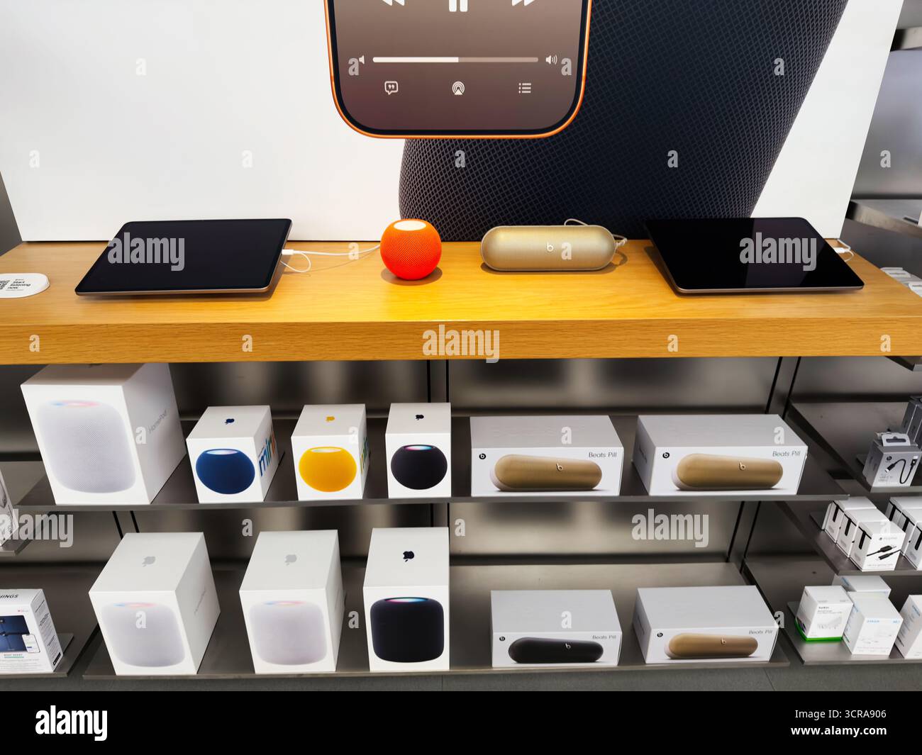 Manchester, Regno Unito - 29 settembre 2025: Esposizione al dettaglio con dispositivi Apple HomePod e casse disposte su un ripiano in legno. Foto Stock