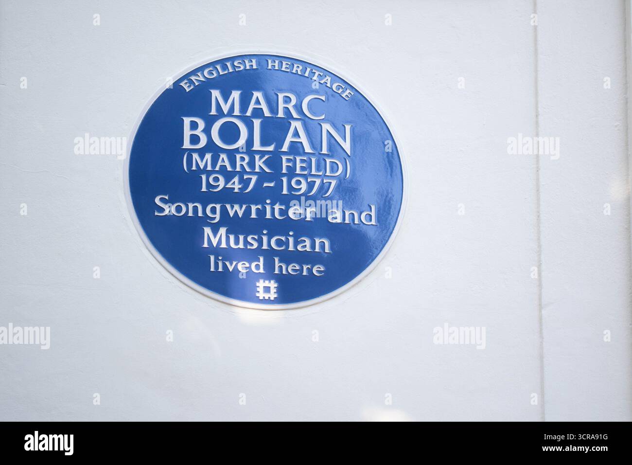 L'inaugurazione di una targa inglese Heritage London Blue nell'ex casa del cantante e chitarrista T.Rex Marc Bolan al 31 Clarendon Gardens di Maida vale, Londra. Data foto: Martedì 30 settembre 2025. Foto Stock