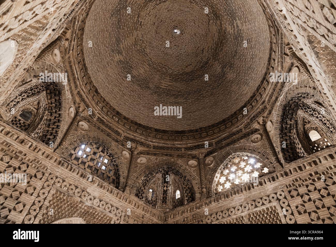 I dettagli interni del Mausoleo Samanide, le finestre ad arco sono sotto la cupola in mattoni. Fu costruito nel X secolo d.C., situato a Bukhara, Uzbekistan Foto Stock