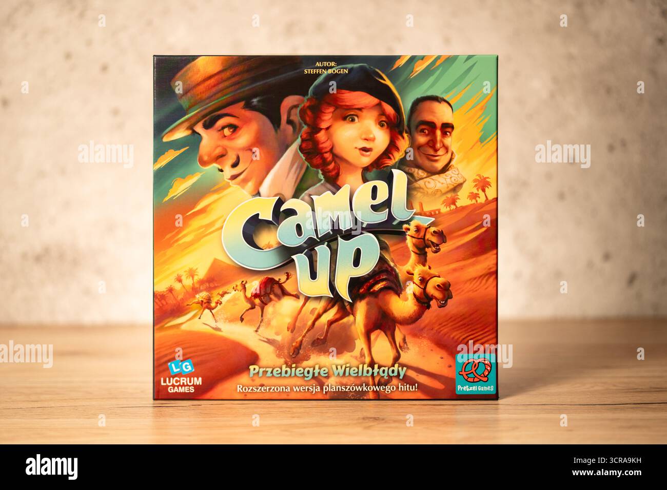 Vista dall'alto del gioco da tavolo Camel Up (seconda edizione) con giocatori e componenti Foto Stock