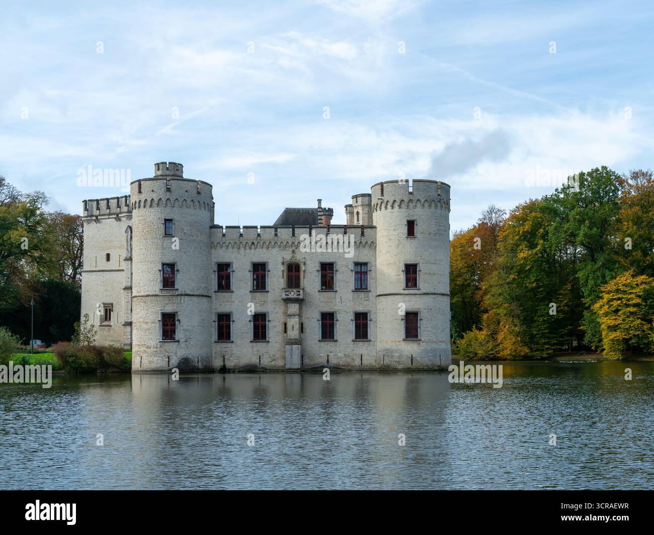 Castello di Bouchout circondato da acqua e alberi autunnali nel giardino botanico nazionale di Meise, Brabante fiammingo, Belgio Foto Stock