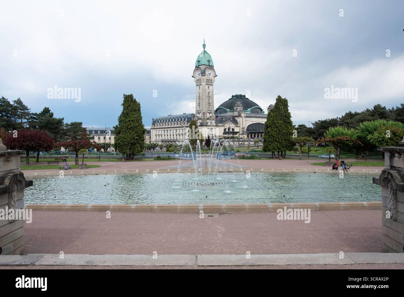 La porta d'ingresso per esplorare la Francia. Dai vivaci centri urbani alle incantevoli fermate regionali, le immagini della nostra stazione ferroviaria francese creano la scena per qualsiasi viaggio. Foto Stock