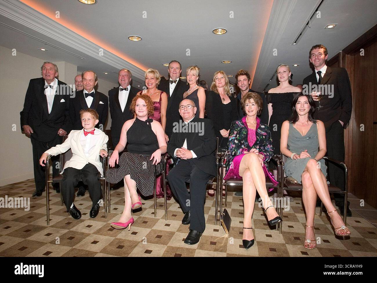 I Michael Elliot Trust Gala Awards al Manchester Radisson Edwardian Hotel, 4 settembre 2004 Back Row: Stephen Lewis, Tim Healy, Peter Sallis, Denise Welch, Jim Broadbent, Mark Charnock. Prima fila: Sam Aston, Jennie McAlpine, Malcolm Hebden, Maureen Lipman, Jaime Murray Foto Stock