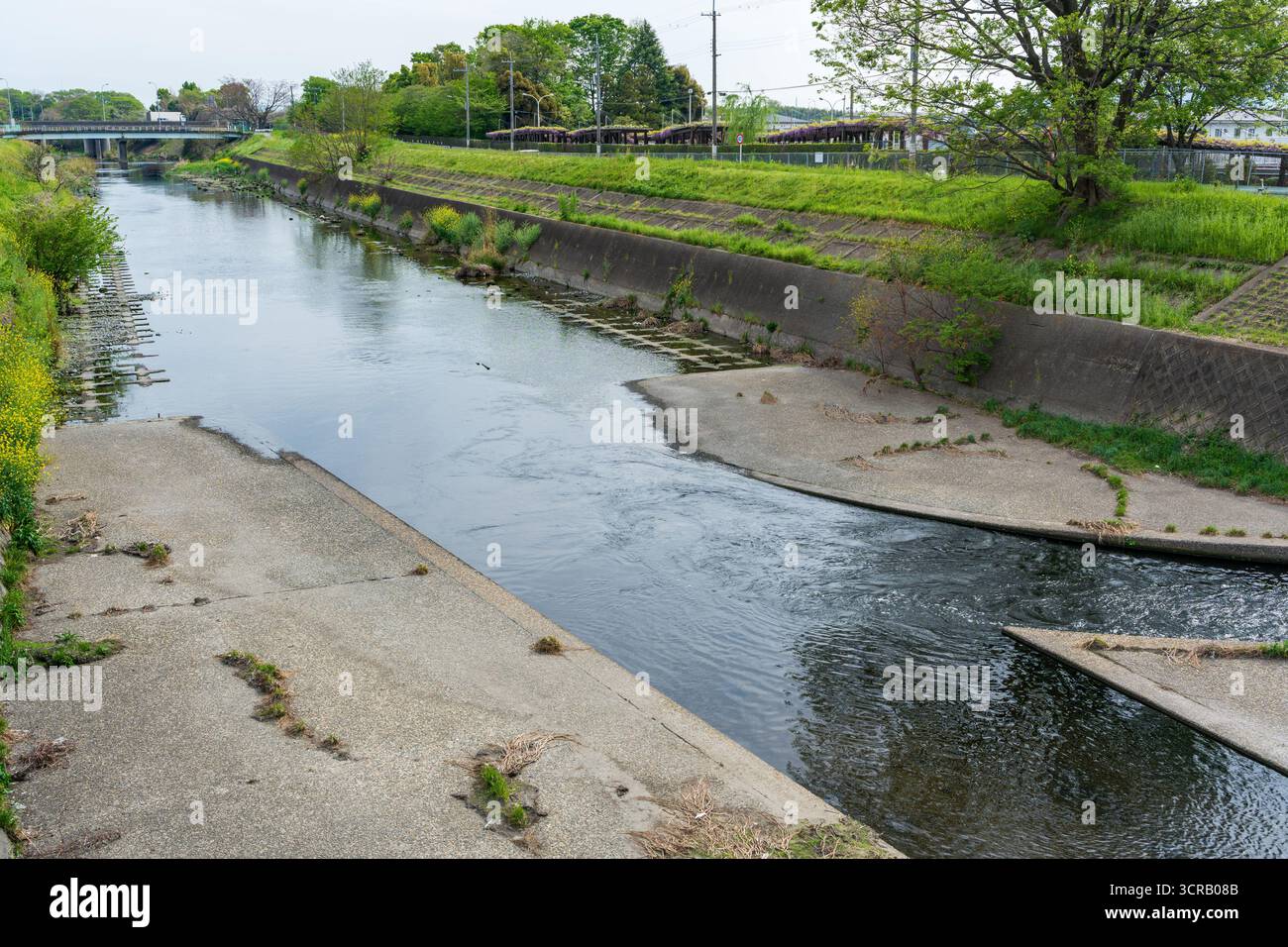 Canale del fiume Nishitakase vicino al Toba Water Environment Conservation Center, una struttura per la gestione delle acque e il trattamento delle acque reflue. Kyoto, Giappone. Foto Stock