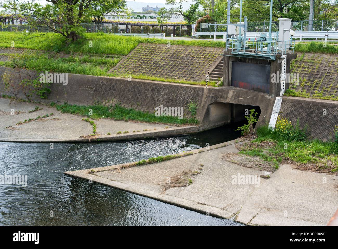 Canale del fiume Nishitakase vicino al Toba Water Environment Conservation Center, una struttura per la gestione delle acque e il trattamento delle acque reflue. Kyoto, Giappone. Foto Stock