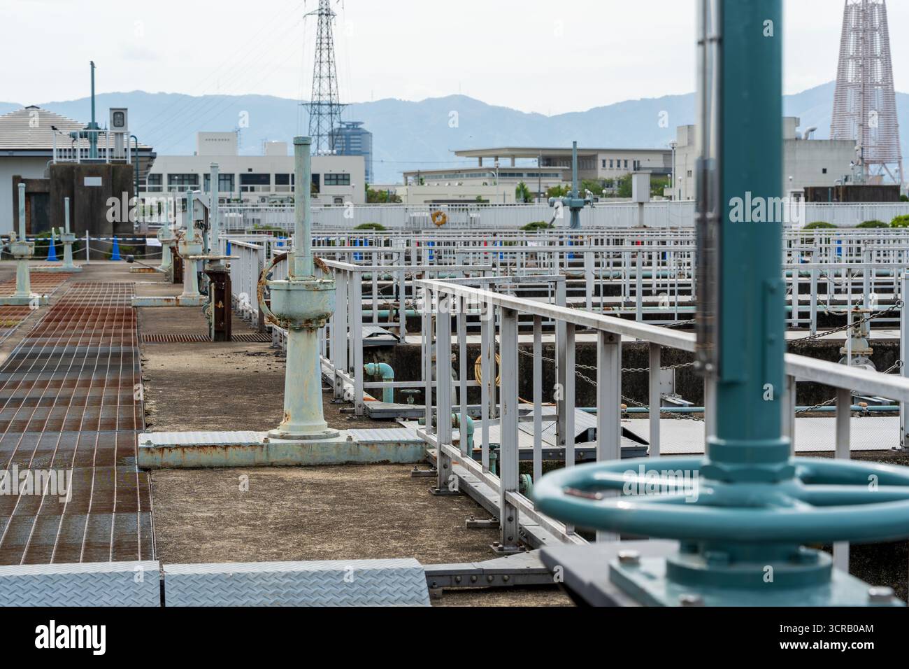 Impianto di depurazione e trattamento delle acque reflue industriali con serbatoi di sedimentazione presso il Toba Water Environment Conservation Center. Kyoto, Giappone. Foto Stock