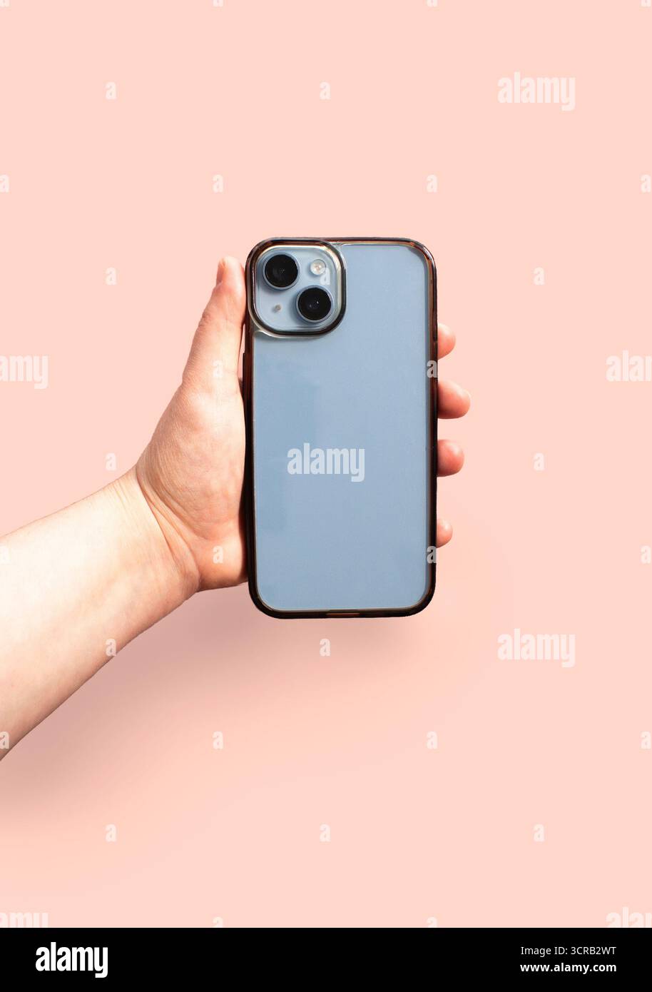 Tenendo la custodia trasparente dello smartphone per mostrare quanto è diventato sporco nell'uso quotidiano. Qualità del materiale. Foto Stock