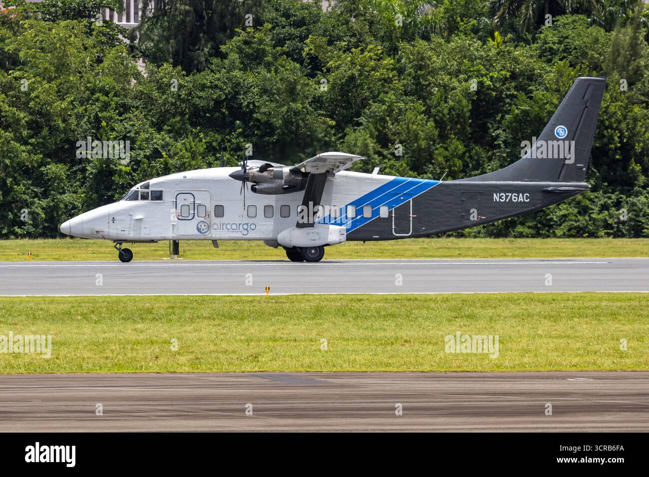 San Juan, Porto Rico - 4 agosto 2025: Air Cargo Cargo Cargo Short 360-300 aeroplano presso l'aeroporto di San Juan a Porto Rico. Foto Stock