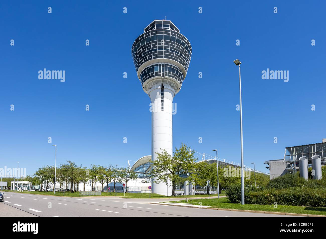 Monaco, Germania - 19 agosto 2025: Torre di controllo del traffico aereo dell'aeroporto di Monaco in Germania. Foto Stock