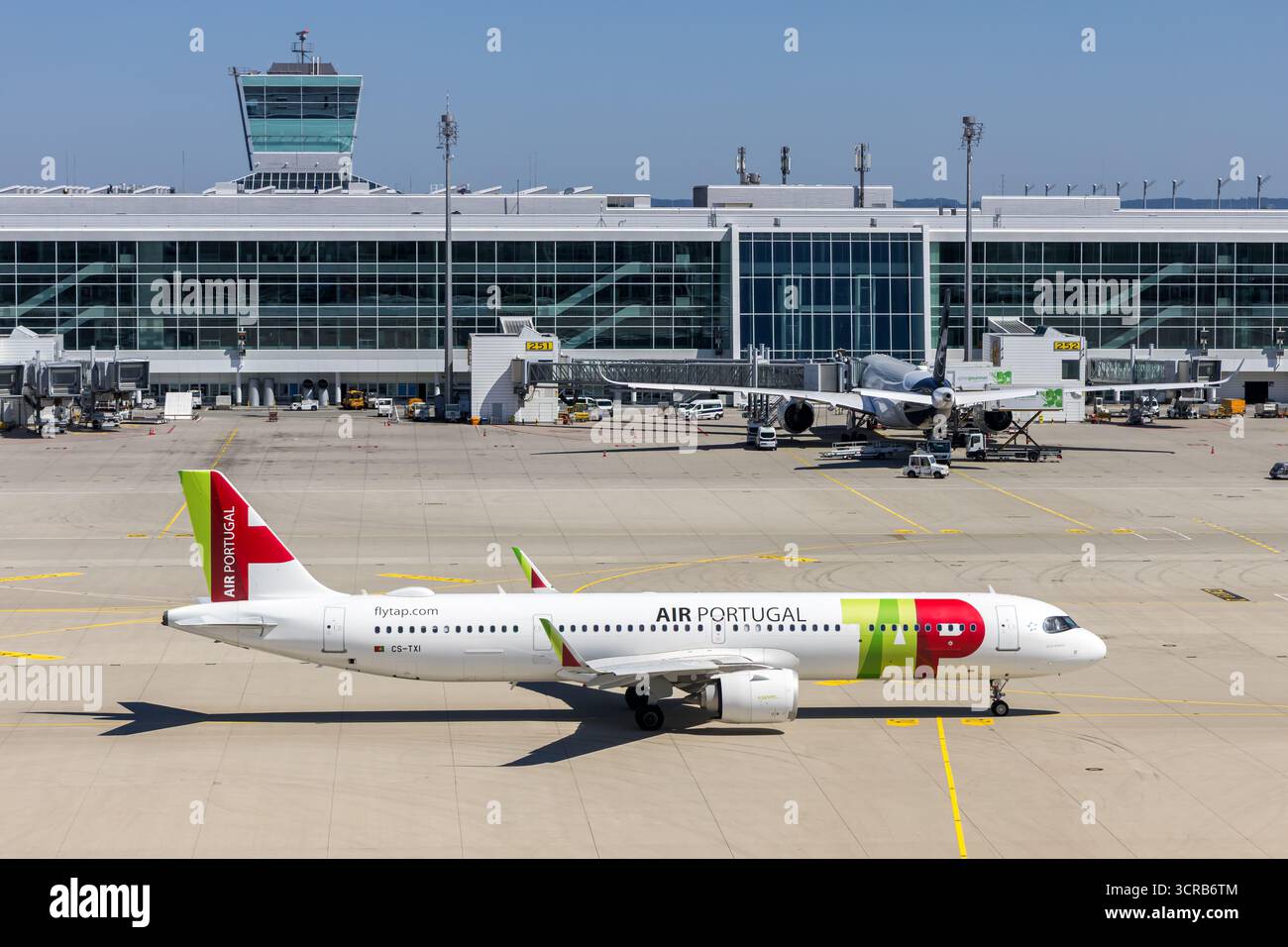 Monaco di Baviera, Germania - 19 agosto 2025: Aereo TAP Air Portugal Airbus A321neo presso l'aeroporto di Monaco in Germania. Foto Stock