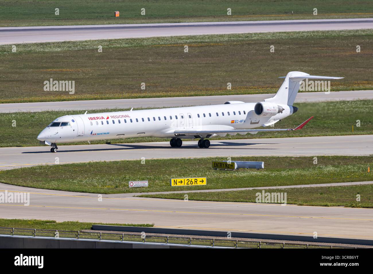 Monaco, Germania - 19 agosto 2025: Iberia Regional Air Nostrum Bombardier CRJ-1000 aeroplano presso l'aeroporto di Monaco in Germania. Foto Stock
