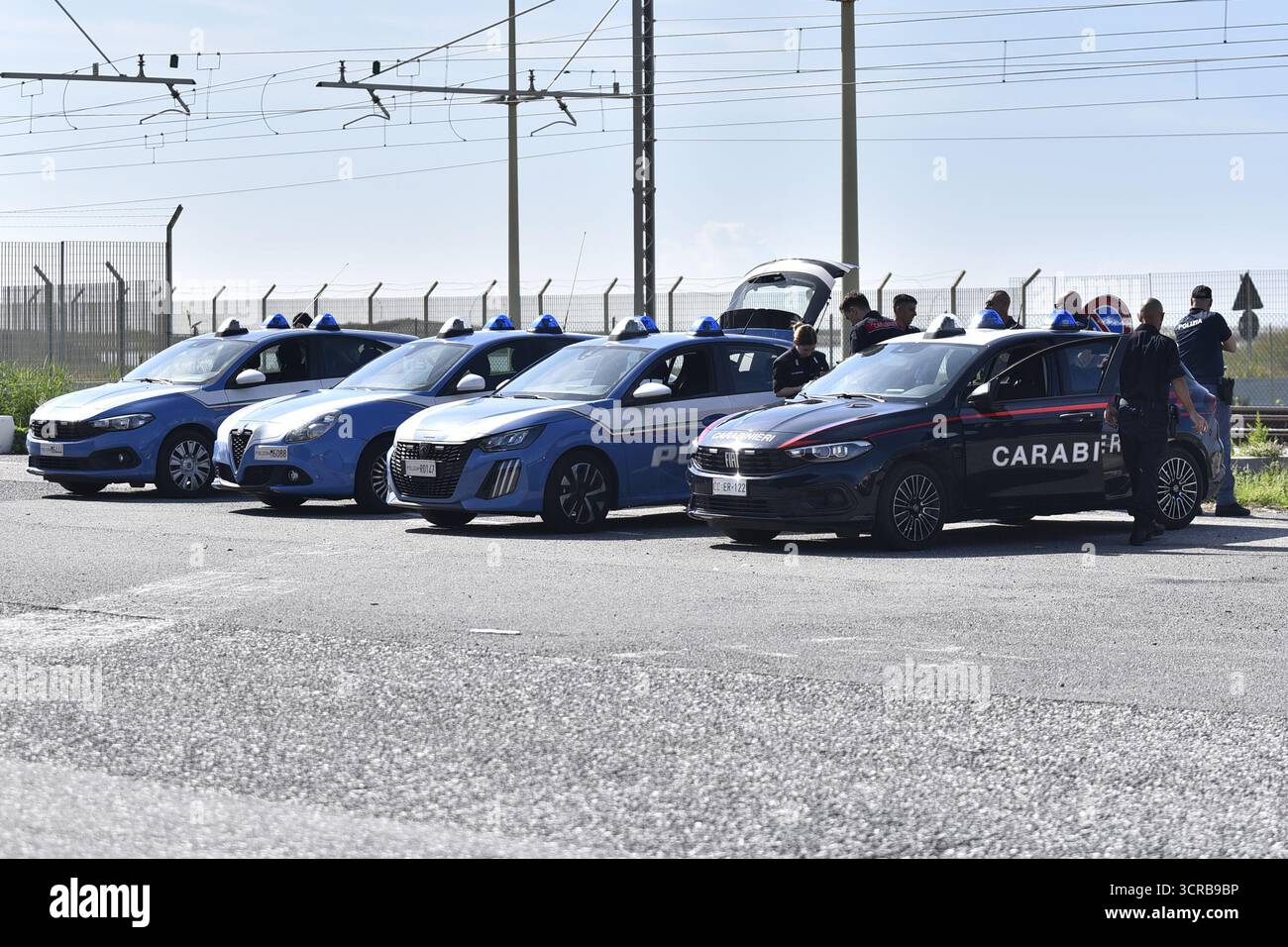 Livorno, 30 settembre 2025. La protesta dei lavoratori portuali livornesi prosegue alla Darsena Toscana, dove è ormeggiata la nave container ZIM in attesa della spedizione di armi americane destinate ad Israele. Nella foto: Auto della polizia e Carabinieri alla Darsena Toscana. Foto Stock