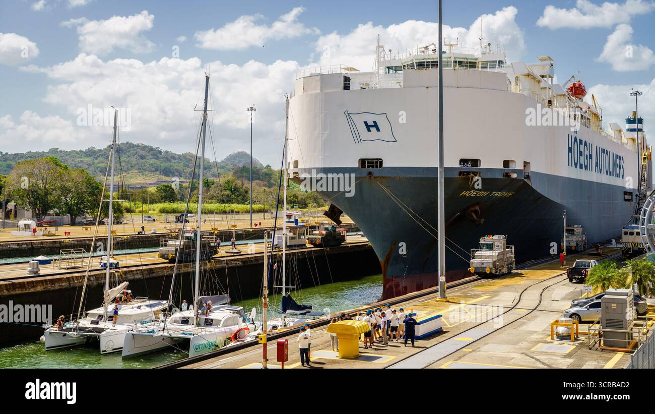 28 febbraio 2024, Panama City, Panama: Le navi stanno attraversando Miraflores Locks sul Canale di Panama Foto Stock